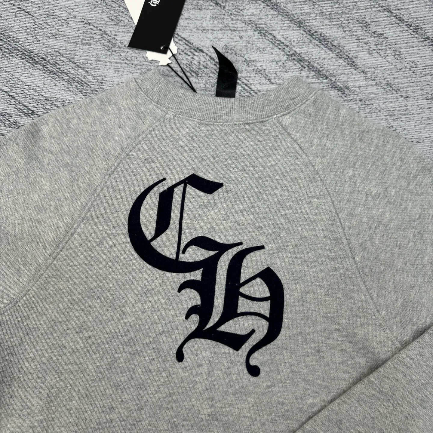 P320 Chrome hear 25FW early autumn new CH cross flocking round neck women's sweatshirt SIZE S/M/L Drop shoulder pullover silhouette sweatshirt tailoring Threaded hemming details on the cuffs and hem create a refined and coordinated atmosphere Cross logo embroidery decoration on the chest highlights the brand's high-end feel The overall style is low-key without losing texture. Casual and fashionable wear, suitable for commuting and daily travel